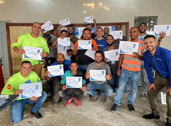 Foto da equipe e alunos com certificados